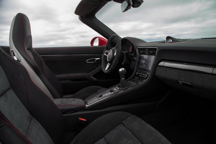 Интерьер Porsche 911 Carrera GTS Cabriolet 2017 года  (WW) (фото 9 из 17)
